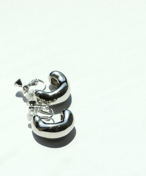 NOLLEY’S（ノーリーズ）の「ボリュームカーブイヤリング（シルバー）（イヤリング・レディース・シルバー・FREE）」の3枚目の写真