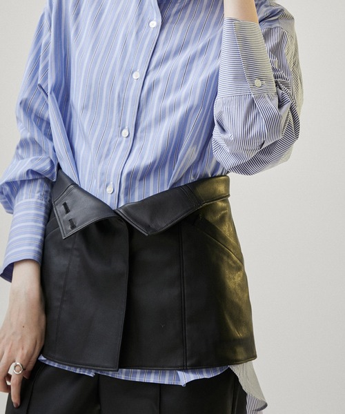 SALON adam et rope'（サロン アダム エ ロペ）の「フェイクレザービスチェ【セットアップ対応】（チューブトップ・レディース・ブラック/オフホワイト・FREE）」の2枚目の写真