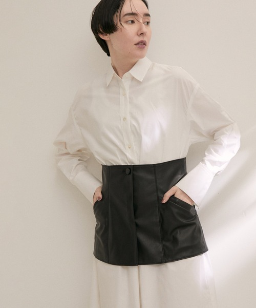 SALON adam et rope'（サロン アダム エ ロペ）の「フェイクレザービスチェ【セットアップ対応】（チューブトップ・レディース・ブラック/オフホワイト・FREE）」の4枚目の写真