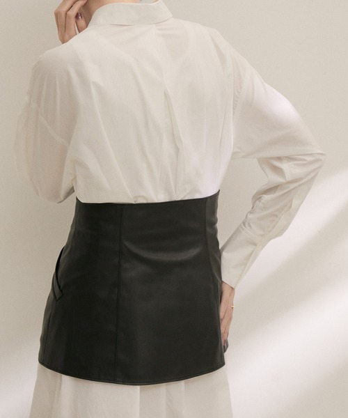 SALON adam et rope'（サロン アダム エ ロペ）の「フェイクレザービスチェ【セットアップ対応】（チューブトップ・レディース・ブラック/オフホワイト・FREE）」の9枚目の写真