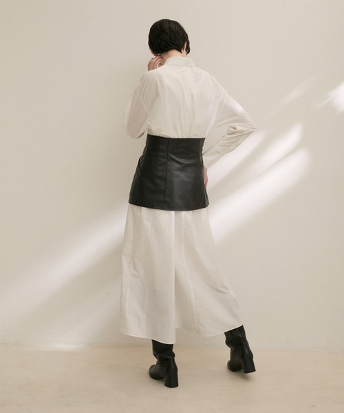 SALON adam et rope'（サロン アダム エ ロペ）の「フェイクレザービスチェ【セットアップ対応】（チューブトップ・レディース・ブラック/オフホワイト・FREE）」の5枚目の写真