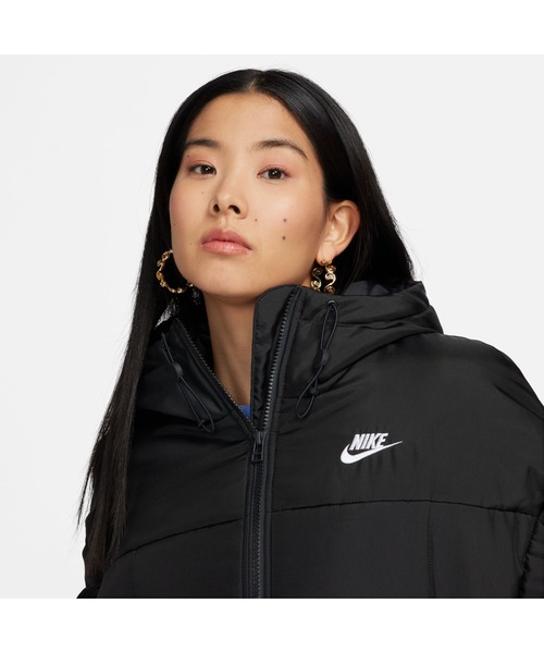 NIKE(ナイキ)の「ナイキ NIKE ナイキ NSW ESSTL THRMR CLSC パフ ジャケット(ダウンジャケット/コート・レディース・ブラック/ホワイト・L/XL/M/S)」の9枚目の写真