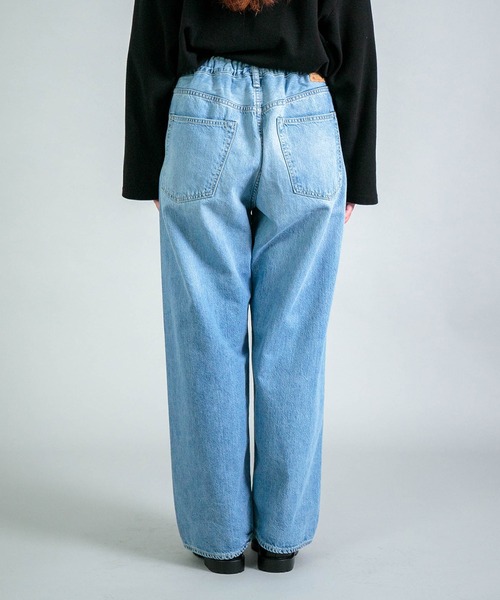 OMNIGOD（オムニゴッド）の「[OMNIGOD womens / オムニゴッド] 10ozデニム 5Pイージールーズジーンズ（デニムパンツ・レディース・ライトインディゴブルー・3/2）」の19枚目の写真