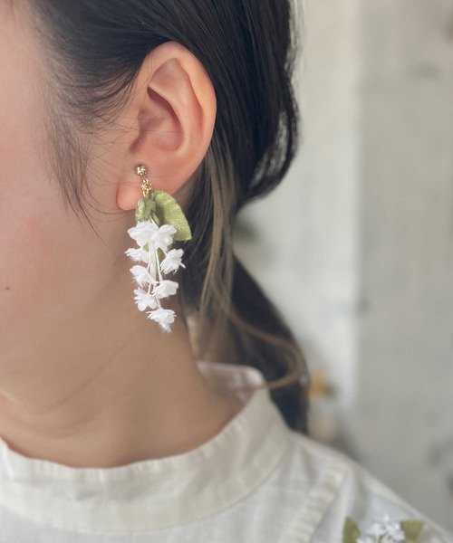 m.soeur（エムスール）の「ヤマゴボウとリーフのピアス（ピアス（両耳用）・レディース・グリーン・FREE）」の2枚目の写真