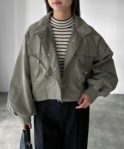 Riberry（リベリー）の「スタンドカラーミリタリーショートジャケット（ミリタリージャケット・レディース・カーキ/アイボリー/ブラック/グレイッシュベージュ・MEDIUM）」の15枚目の写真
