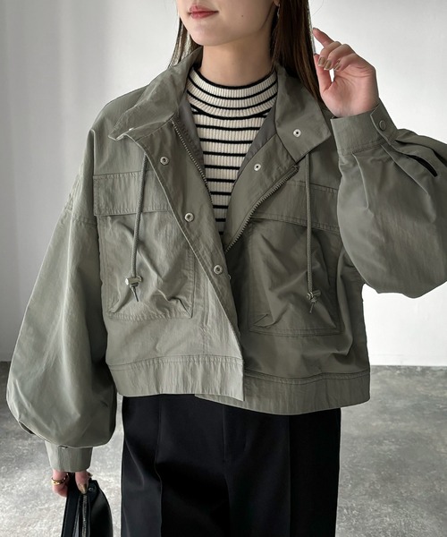 Riberry（リベリー）の「スタンドカラーミリタリーショートジャケット（ミリタリージャケット・レディース・カーキ/アイボリー/ブラック/グレイッシュベージュ・MEDIUM）」の20枚目の写真