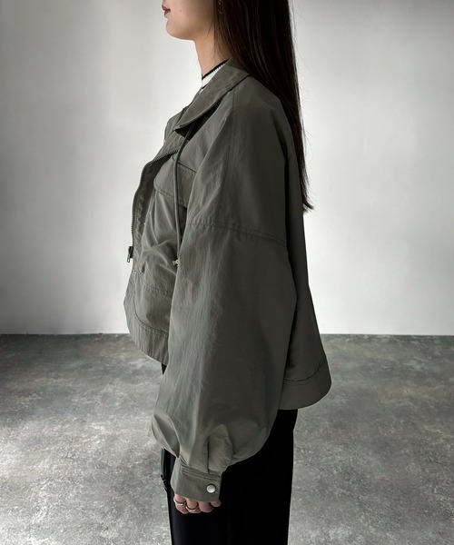 Riberry（リベリー）の「スタンドカラーミリタリーショートジャケット（ミリタリージャケット・レディース・カーキ/アイボリー/ブラック/グレイッシュベージュ・MEDIUM）」の19枚目の写真