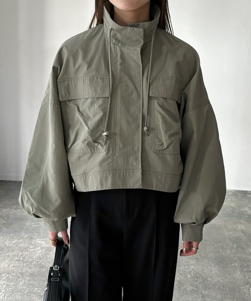 Riberry（リベリー）の「スタンドカラーミリタリーショートジャケット（ミリタリージャケット・レディース・カーキ/アイボリー/ブラック/グレイッシュベージュ・MEDIUM）」の14枚目の写真