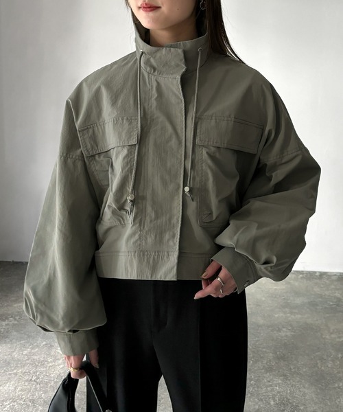Riberry（リベリー）の「スタンドカラーミリタリーショートジャケット（ミリタリージャケット・レディース・カーキ/アイボリー/ブラック/グレイッシュベージュ・MEDIUM）」の8枚目の写真