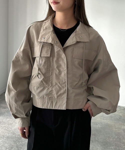Riberry（リベリー）の「スタンドカラーミリタリーショートジャケット（ミリタリージャケット・レディース・カーキ/アイボリー/ブラック/グレイッシュベージュ・MEDIUM）」の10枚目の写真