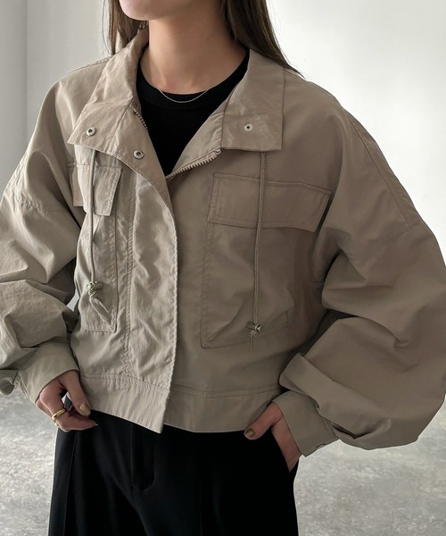 Riberry（リベリー）の「スタンドカラーミリタリーショートジャケット（ミリタリージャケット・レディース・カーキ/アイボリー/ブラック/グレイッシュベージュ・MEDIUM）」の6枚目の写真