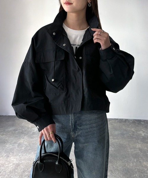 Riberry（リベリー）の「スタンドカラーミリタリーショートジャケット（ミリタリージャケット・レディース・カーキ/アイボリー/ブラック/グレイッシュベージュ・MEDIUM）」の13枚目の写真