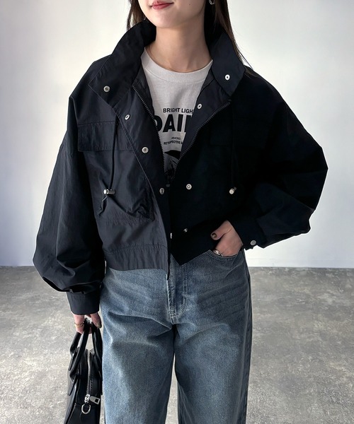 Riberry（リベリー）の「スタンドカラーミリタリーショートジャケット（ミリタリージャケット・レディース・カーキ/アイボリー/ブラック/グレイッシュベージュ・MEDIUM）」の18枚目の写真