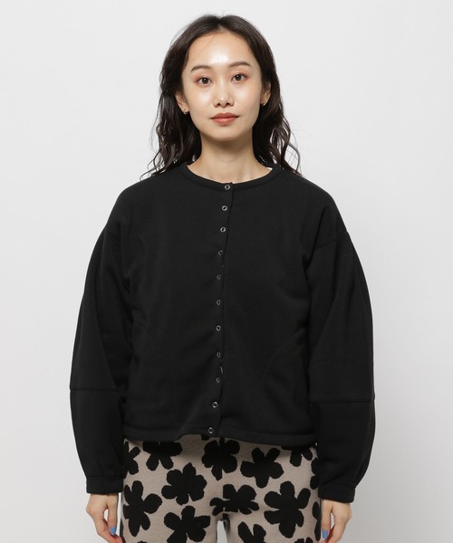 niko and...(ニコアンド)の「袖ボリュームボタン裏毛カーディガン(Tシャツ/カットソー・レディース・ブラック/レッド/オフホワイト・MEDIUM/LARGE)」の18枚目の写真