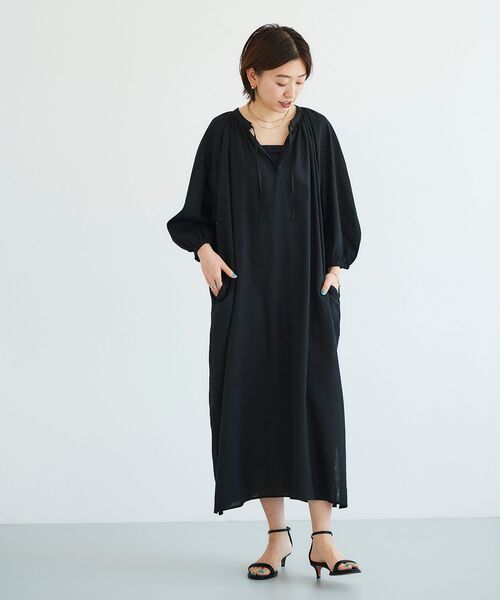 le.coeur blanc(ルクールブラン)の「レーヨン麻ギャザーワンピース(ワンピース・レディース・ブラック/ベージュ・38)」の4枚目の写真