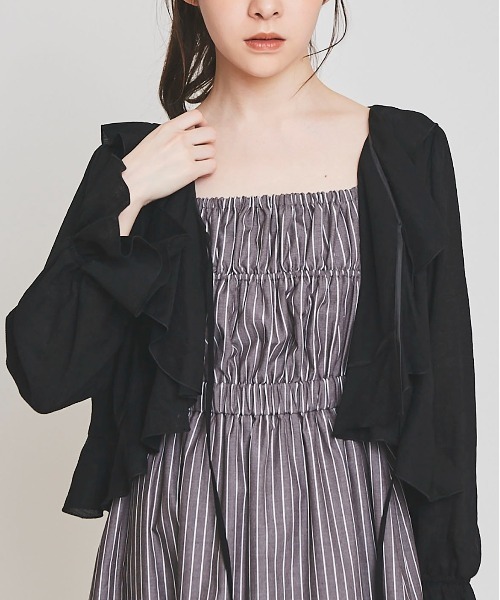 31 Sons de mode(トランテアン ソン ドゥ モード)の「フリルカーディガン(カーディガン/ボレロ・レディース・オフホワイト/ブラック/サックスブルー・36)」の2枚目の写真