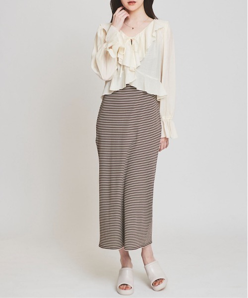 31 Sons de mode(トランテアン ソン ドゥ モード)の「フリルカーディガン(カーディガン/ボレロ・レディース・オフホワイト/ブラック/サックスブルー・36)」の4枚目の写真