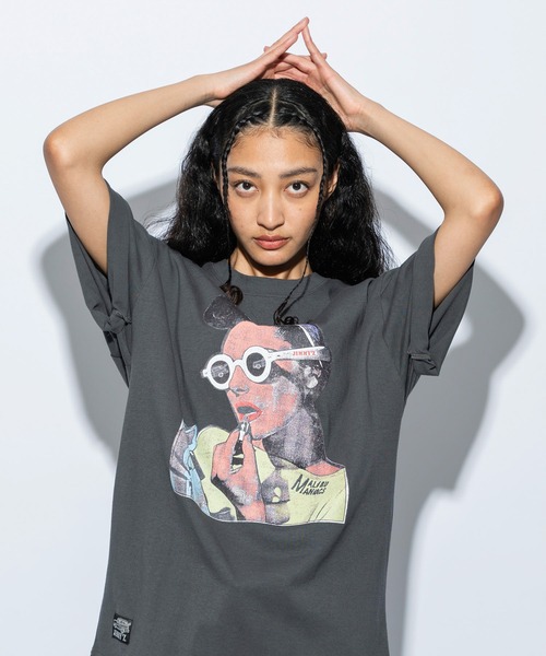 re_k by JUNRED(レクバイジュンレッド)の「【 JIMMY'Zコラボ 】re_k by JUNRED / Ladie on the cover Tee(Tシャツ/カットソー・メンズ・ホワイト/チャコールグレー/サックスブルー・L/M/S)」の2枚目の写真