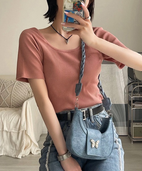Ada.(エイダ)の「ディープUネック バックシャン リブ タイト トップス(Tシャツ/カットソー・レディース・ブルー/ベビーピンク/アイボリー/ブラック・FREE)」の4枚目の写真