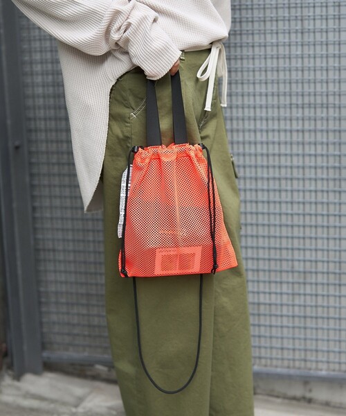 WEEKEND(ER)（ウィークエンダー）の「WEEKEND(ER) × FREAK'S STORE/ウィークエンダーウィークエンダー × フリークスストア 別注 メッシュドローストリングバッグ（ショルダーバッグ・レディース・グリーン/イエロー/オレンジ/グレー/ブルー・ONE SIZE）」の7枚目の写真