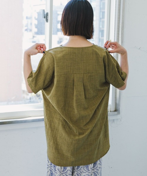 ITEMS URBANRESEARCH(アイテムズ アーバンリサーチ)の「リネンライクハンソデプルオーバー(シャツ/ブラウス・レディース・チャコールグレー/ベージュ/カーキ・FREE)」の5枚目の写真