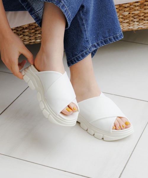 LAKOLE（ラコレ）の「クロススライドサンダル / 111852（サンダル・レディース・ベージュ/ブラック/オフホワイト・MEDIUM/LARGE）」の2枚目の写真