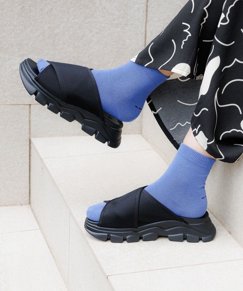 LAKOLE（ラコレ）の「クロススライドサンダル / 111852（サンダル・レディース・ベージュ/ブラック/オフホワイト・MEDIUM/LARGE）」の3枚目の写真