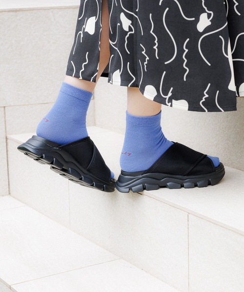 LAKOLE（ラコレ）の「クロススライドサンダル / 111852（サンダル・レディース・ベージュ/ブラック/オフホワイト・MEDIUM/LARGE）」の8枚目の写真