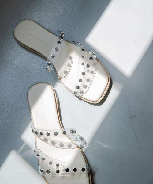 SENSE OF PLACE by URBAN RESEARCH（センスオブプレイスバイアーバンリサーチ）の「スタッズフラットサンダル（サンダル・レディース・ブラック/ベージュ/アイボリー・SMALL/MEDIUM/LARGE）」の2枚目の写真