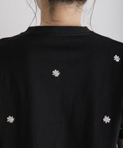 RAGEBLUE（レイジブルー）の「ミニフラワー刺繍Tシャツ（Tシャツ/カットソー・レディース・ホワイト/ブラック・FREE）」の4枚目の写真