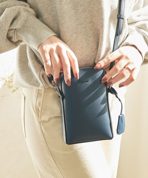 Ungrid（アングリッド）の「【Ungrid/アングリッド】カラーロゴ金具　キーハウス付きスマホ＆パスポート入れ　縦長ミニポシェット（ショルダーバッグ・レディース・ワイン/ブルーグレー/グレイッシュベージュ/アイボリー/ブラック/ネイビー/グレー・FREE）」の4枚目の写真