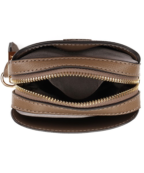 Ungrid（アングリッド）の「【Ungrid/アングリッド】カラーロゴ金具　キーハウス付きスマホ＆パスポート入れ　縦長ミニポシェット（ショルダーバッグ・レディース・ワイン/ブルーグレー/グレイッシュベージュ/アイボリー/ブラック/ネイビー/グレー・FREE）」の9枚目の写真