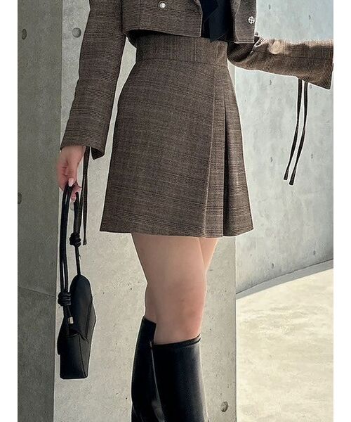 dazzlin(ダズリン)の「【セットアップ対応】タックフレアボンディングミニスカート(スカート・レディース・ブラウン/グレー/ブラック・SMALL/MEDIUM)」の3枚目の写真