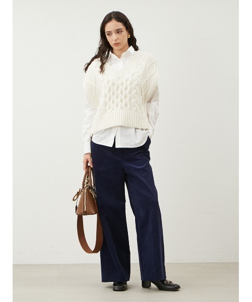 Mila Owen（ミラオーウェン）の「クロップドVネックケーブルニット
