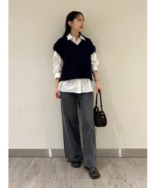 Mila Owen（ミラオーウェン）の「クロップドVネックケーブルニット