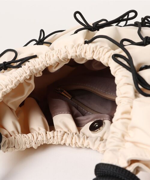 OUTDOOR PRODUCTS(アウトドアプロダクツ)の「【OUTDOOR PRODUCTS】リボンデザイン2WAYバッグ(ショルダーバッグ・メンズ・ベージュ/アイボリー/ブラック・FREE)」の6枚目の写真