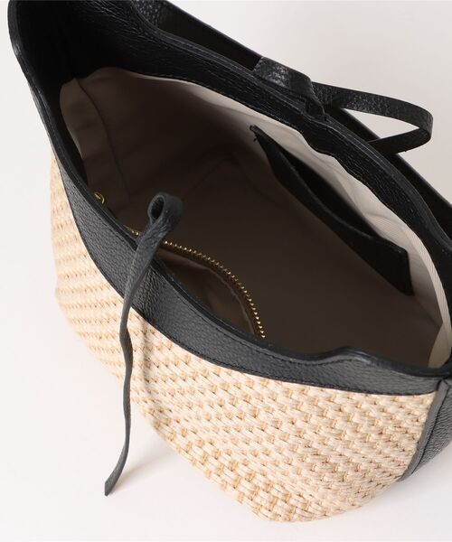 CHRISTIAN VILLA(クリスチャンヴィラ)の「【CHRISTIAN VILLA】ラフィアコンビレザーショルダーバッグ(Q56446)(ショルダーバッグ・レディース・ブラック系その他・ALL)」の4枚目の写真