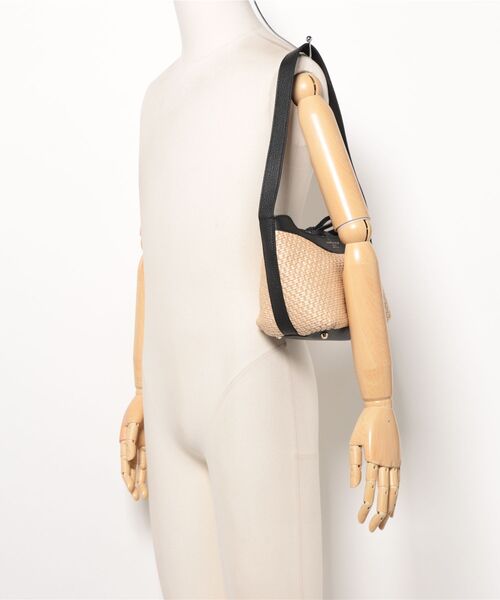 CHRISTIAN VILLA(クリスチャンヴィラ)の「【CHRISTIAN VILLA】ラフィアコンビレザーショルダーバッグ(Q56446)(ショルダーバッグ・レディース・ブラック系その他・ALL)」の5枚目の写真