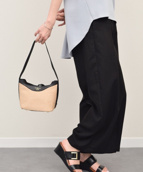 CHRISTIAN VILLA(クリスチャンヴィラ)の「【CHRISTIAN VILLA】ラフィアコンビレザーショルダーバッグ(Q56446)(ショルダーバッグ・レディース・ブラック系その他・ALL)」の6枚目の写真