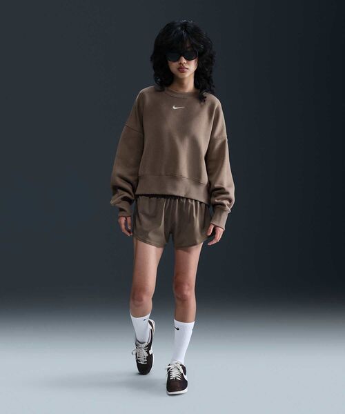 NIKE(ナイキ)の「ナイキ スポーツウェア フェニックス フリース ウィメンズ オーバーオーバーサイズド クルーネック スウェットシャツ / Nike Sportswear Phoenix Fleece Women's Over-Oversized Crewneck Sweatshirt DQ5762-233 Mink Brown(スウェット・レディース・ブラウン系その他・2XL/L/M/S/XL/XS)」の5枚目の写真