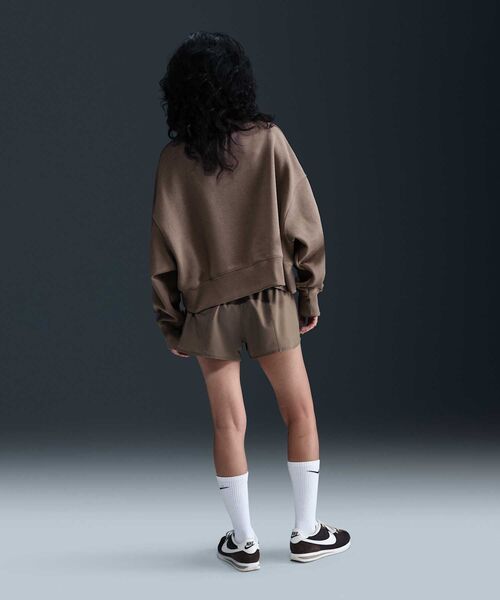 NIKE(ナイキ)の「ナイキ スポーツウェア フェニックス フリース ウィメンズ オーバーオーバーサイズド クルーネック スウェットシャツ / Nike Sportswear Phoenix Fleece Women's Over-Oversized Crewneck Sweatshirt DQ5762-233 Mink Brown(スウェット・レディース・ブラウン系その他・2XL/L/M/S/XL/XS)」の6枚目の写真