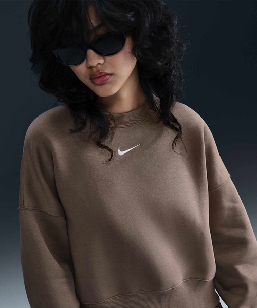 NIKE(ナイキ)の「ナイキ スポーツウェア フェニックス フリース ウィメンズ オーバーオーバーサイズド クルーネック スウェットシャツ / Nike Sportswear Phoenix Fleece Women's Over-Oversized Crewneck Sweatshirt DQ5762-233 Mink Brown(スウェット・レディース・ブラウン系その他・2XL/L/M/S/XL/XS)」の1枚目の写真
