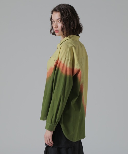 AVIREX（アヴィレックス）の「《直営店限定》GRADATION SHIRTS/グラデーションシャツ（シャツ/ブラウス・レディース・オリーブ/ブラック/ピンク・F）」の4枚目の写真