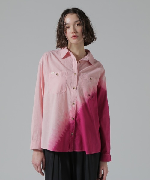 AVIREX（アヴィレックス）の「《直営店限定》GRADATION SHIRTS/グラデーションシャツ（シャツ/ブラウス・レディース・オリーブ/ブラック/ピンク・F）」の6枚目の写真