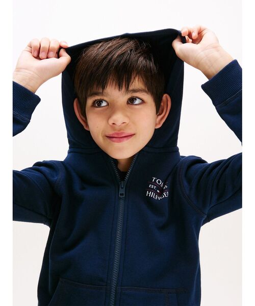 TOMMY HILFIGER(トミーヒルフィガー)の「BOYS フラッグヒルフィガージップパーカー(スウェット・キッズ・ブルー/ホワイト・160cm/150cm/140cm/130cm)」の3枚目の写真