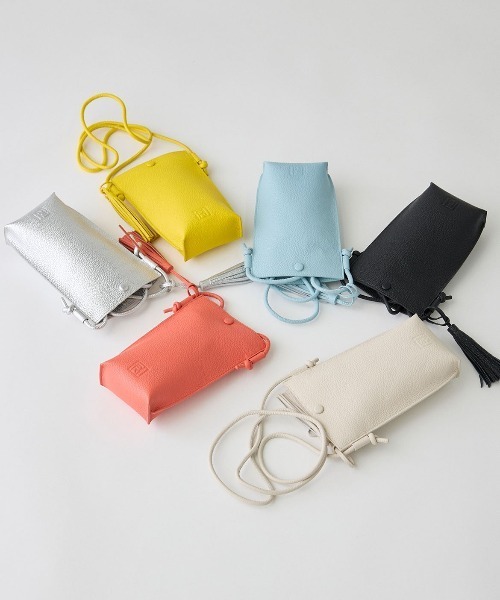 INED(イネド)の「「DEAR」フォーンバッグ《FAVORITE》(ショルダーバッグ・レディース・ブラック/オフホワイト/サックスブルー/サーモンピンク/シルバー/イエロー・フリー)」の7枚目の写真