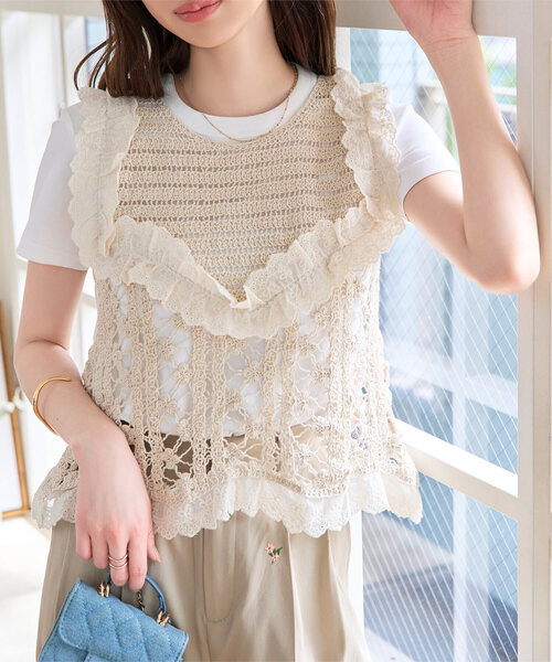KOBE LETTUCE（コウベレタス）の「かぎ針編みレースフレアベスト（ベスト・レディース・オフホワイト/ベージュ・M）」の2枚目の写真