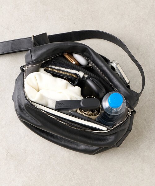 BEARDSLEY(ビアズリー)の「スクエアショルダーバッグ(ショルダーバッグ・レディース・ブラック/グレイッシュベージュ・FREE)」の4枚目の写真