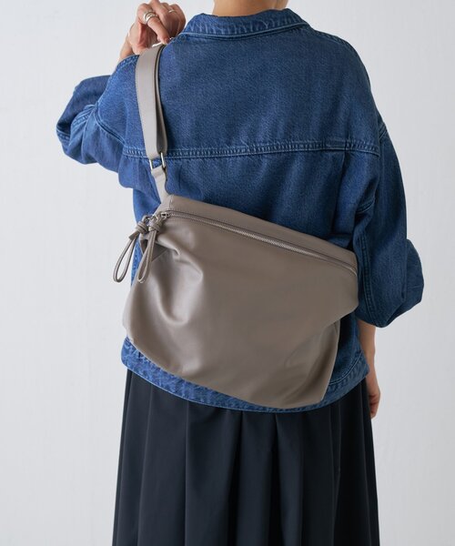 BEARDSLEY(ビアズリー)の「スクエアショルダーバッグ(ショルダーバッグ・レディース・ブラック/グレイッシュベージュ・FREE)」の17枚目の写真