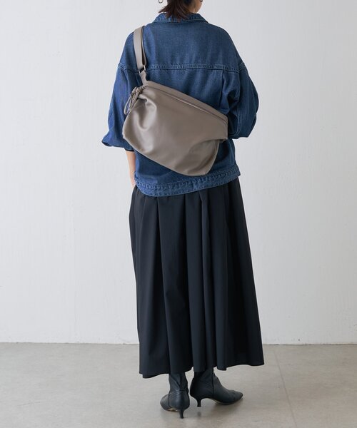 BEARDSLEY(ビアズリー)の「スクエアショルダーバッグ(ショルダーバッグ・レディース・ブラック/グレイッシュベージュ・FREE)」の19枚目の写真